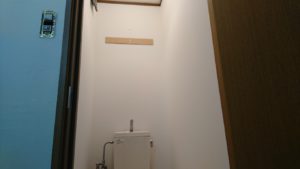 今日のクロス張替えはトイレの天井・壁まで。